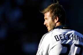 万圣节装扮跑 僵尸、巫女与超级英雄同场“追逐”