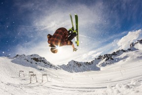 足球俱乐部青训营学员荣誉榜更新与展示，著名足球青训营